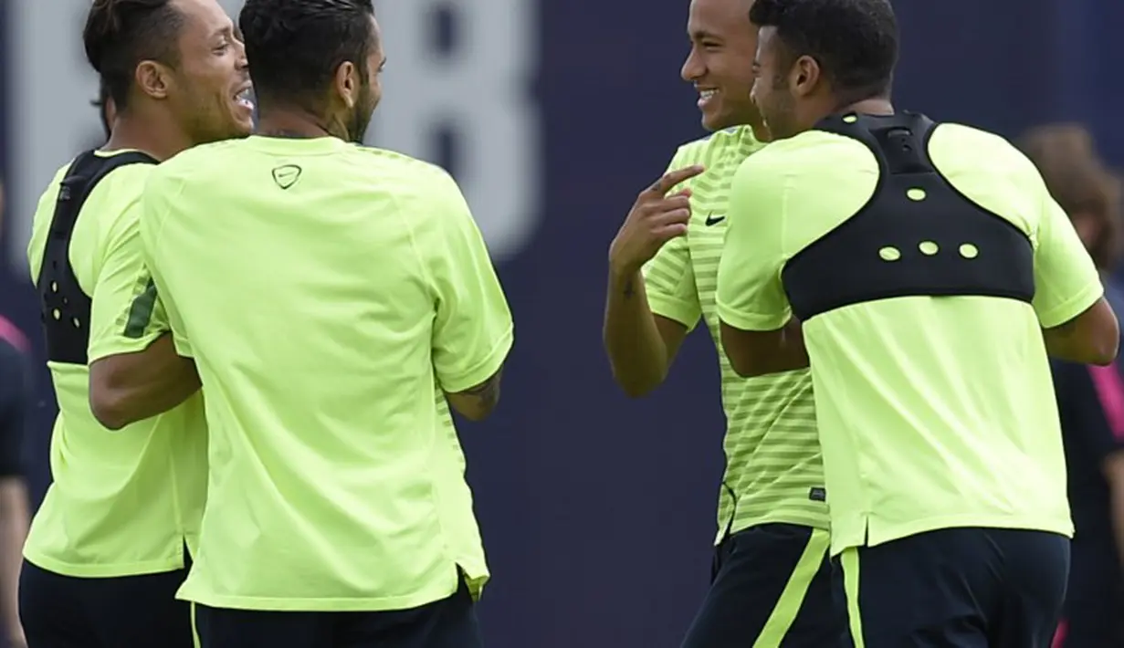Sejumlah pemain Barcelona yang terlihat tengah berlatih. (AFP PHOTO/ LLUIS GENE)