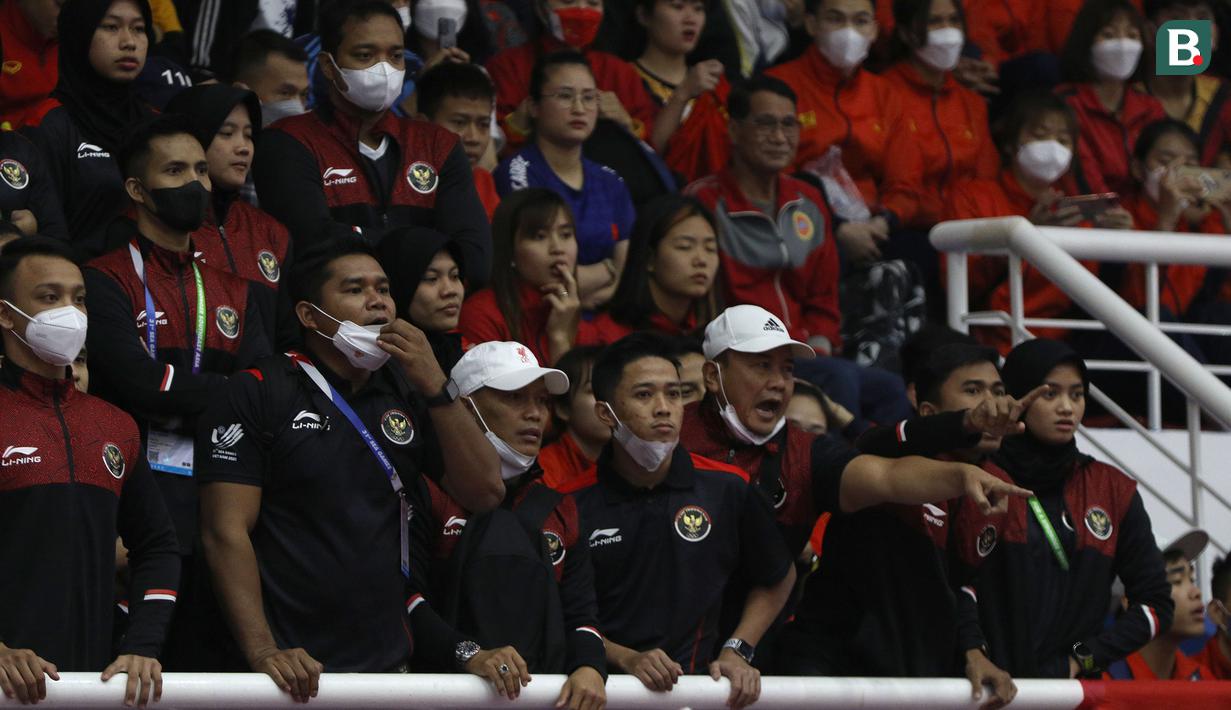 Pelatih Mustakim, Bondan dan kontingen pencak silat Indonesia pun melakukan protes keras dan akhirnya Bondan mendapatkan kartu kuning dari wasit. (Bola.com/Ikhwan Yanuar)