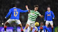 Gelandang Rangers, Glen Kamara (kanan), berebut bola dengan gelandang Celtic, Joao Pedro Neves Filipe (tengah), dalam pertandingan Liga Utama Skotlandia antara Celtic dan Rangers di Stadion Celtic Park, Glasgow, Skotlandia, pada 2 Februari 2022. (ANDY BUCHANAN / AFP)