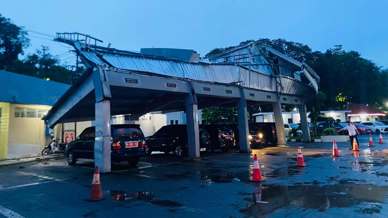 Angin Kencang Hantam Kantor Gubernur Jateng, Kanopi Parkiran DPRD Roboh