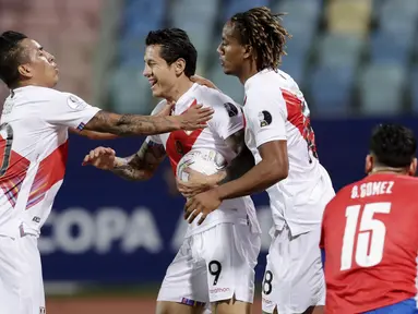 Timnas Peru berhasil melaju ke semifinal Copa America 2021 setelah mengalahkan Paraguay lewat drama adu penalti. (AP/Eraldo Peres)
