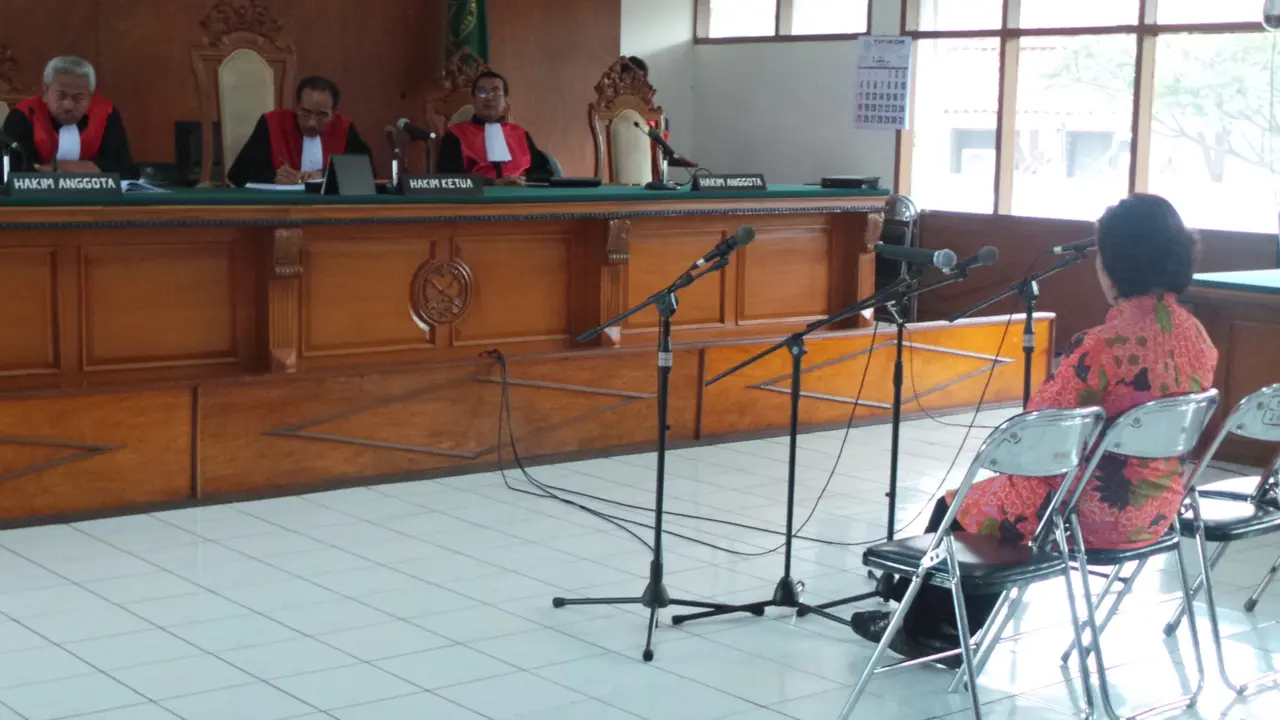  Mantan hakim banding Pengadilan Tinggi Bandung Pasti Serefina Sinaga