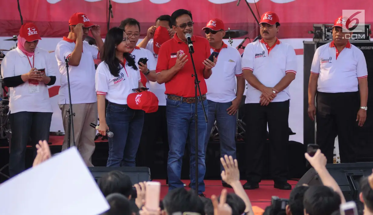 Pelaksana Tugas (Plt) Gubernur DKI Jakarta Djarot Syaiful Hidayat memimpin menyanyikan lagu Pancasila Kita karya Franky Sahilatua dalam Konser Kebangkitan Nasional di Waduk Pluit, Penjaringan, Jakarta Utara, Sabtu (20/5). (Liputan6.com/Gempur M. Surya)
