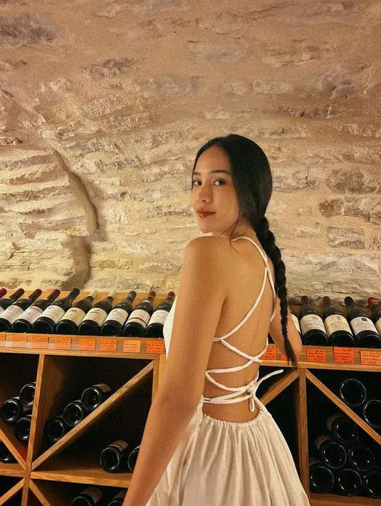 Jangan lupa bawa dress putih untuk gaya liburan trendi seperti Anya Geraldine