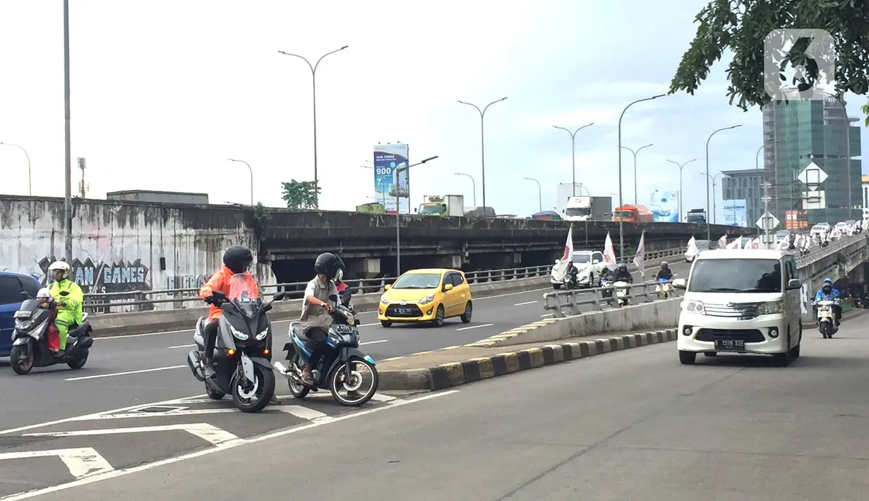 Pengendara sepeda motor melawan arus lalu lintas di sekitar flyover Tanjung Barat, Jakarta, Senin (17/2/2020). Ditutupnya jalur memutar balik di kawasan itu menyebabkan sebagian pengendara sepeda motor nekat melawan arus lalu lintas demi mempersingkat waktu tempuh. (Liputan6.com/Immanuel Antonius)