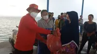 Kaposda BIN Batam, Agung C Putro membagian bantuan masyarakat di Pulau Rembang, Kelurahan Sembulang dan Pulau Karas di Kepulauan Riau  (