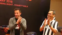 Del Piero (kiri) bersama cawagub Sumatra Utara, Sihar Sitorus pada acara Meet n Greet (Liputan6.com/Reza Perdana)