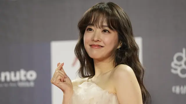 Park Bo Young dalam Blue Dragon Film Awards 2023. (AP Photo/Lee Jin-man)