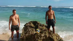 Bersama rekannya, pemain timnas Indonnesia itu bergaya di sekitar batu karang yang terdapat di Bali. (Dok Pribadi)