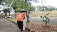 PT Lippo Cikarang Tbk. (LPCK) selalu melakukan pembersihan jalan dan saluran air di seluruh area klaster secara rutin dilakukan setiap bulannya, termasuk pelaksanaan fogging, sweeping hewan liar secara berkala. (Dok LPCK)