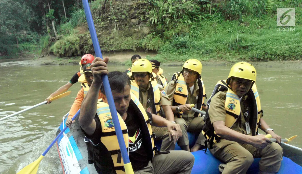 Walikota Jakarta Selatan Marullah Matali (tengah perahu depan) saat menyusuri Sungai Ciliwung di Jalan Arus Srengsegawah, Jakarta Selatan (26/11). Kegiatan ini diawali dengan pelepasan bibit ikan. (Merdeka.com/Arie Basuki)