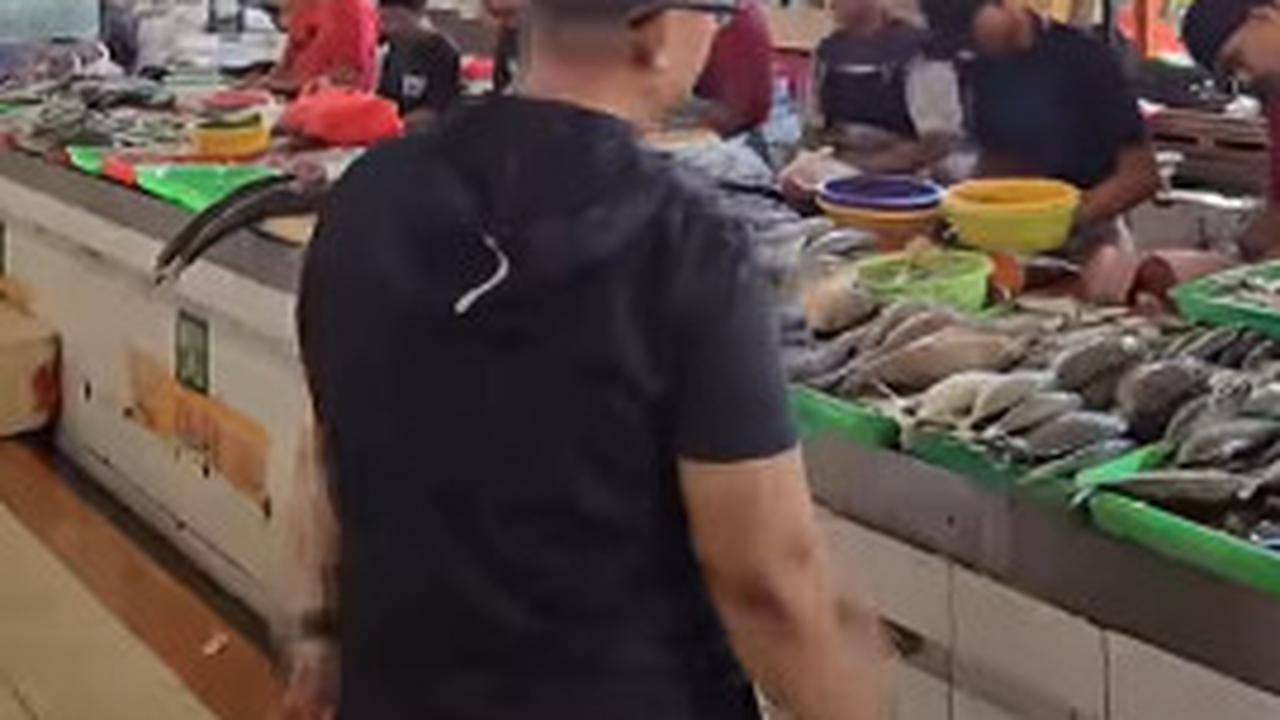Dahnil Anzar SImanjuntak Belanja di Pasar