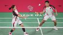 Pasangan ganda putri Indonesia, Greysia Polii/Apriyani Rahayu, memastikan satu tempat di perempat final cabang bulutangkis Olimpiade Tokyo 2020, Senin (26/7/2021). (Foto/AP/Dita Alangkara)