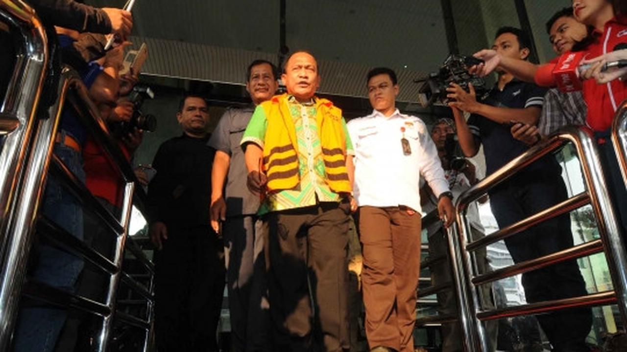 Usai diperiksa, tersangka Rusli Sibua pede keluar KPK pakai kacamata