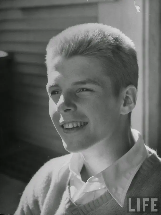 [Bintang] Tak Cuma Berpesta, Ini 12 Foto Aktivitas Para Cowok Amerika Tahun 1940-an