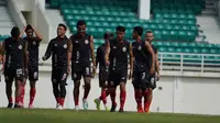 Skuat Persija Jakarta berlatih di Stadion Aji Imbut, Tenggarong, Selasa (10/9/2019), jelang laga tunda pekan ke-11 Shopee Liga 1 2019 kontra Persipura Jayapura, yang digelar pada Rabu (11/9/2019). (Media Persija)