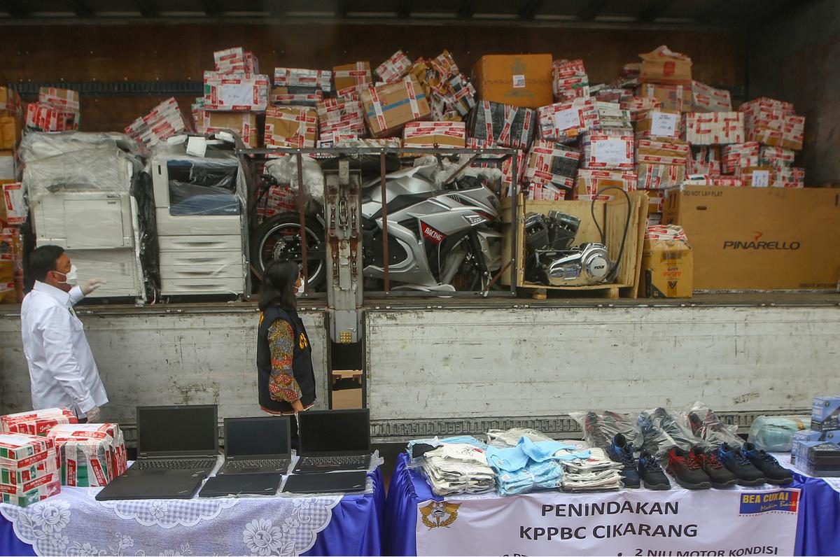 Menko Polkam Budi Gunawan dan Menkeu Sri Mulyani musnahkan barang penyelundupan