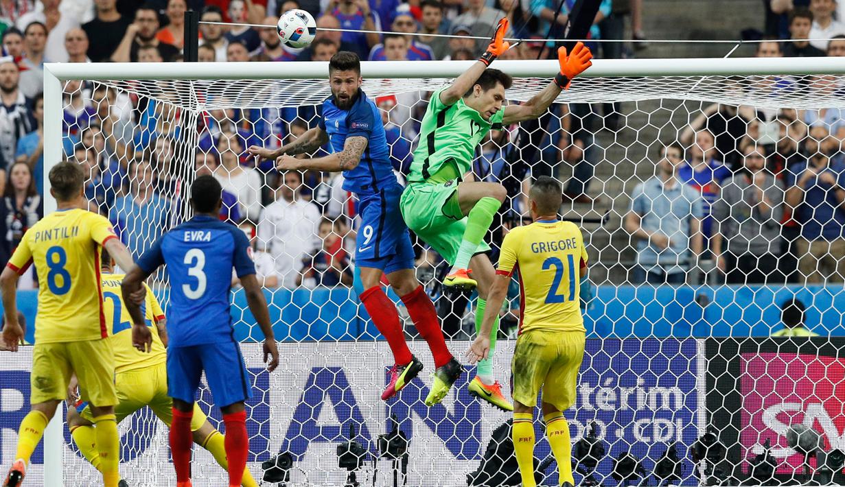 Duel udara yang dimenangkan Olivier Giroud saat laga perdana Euro 2016 antara Prancis versus Rumania di Stade de France, Prancis (11/6). Prancis menang dengan skor 2-1. (Reuters/ Darren Staples)