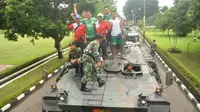 Skuat PS TNI berkeliling menggunakan tank tempur sesuai latihan di Lapangan Brigif Kostrad 413, Mojolaban, Sukoharjo, Kamis (17/12/2015). (Bola.com/Romi Syahputra)