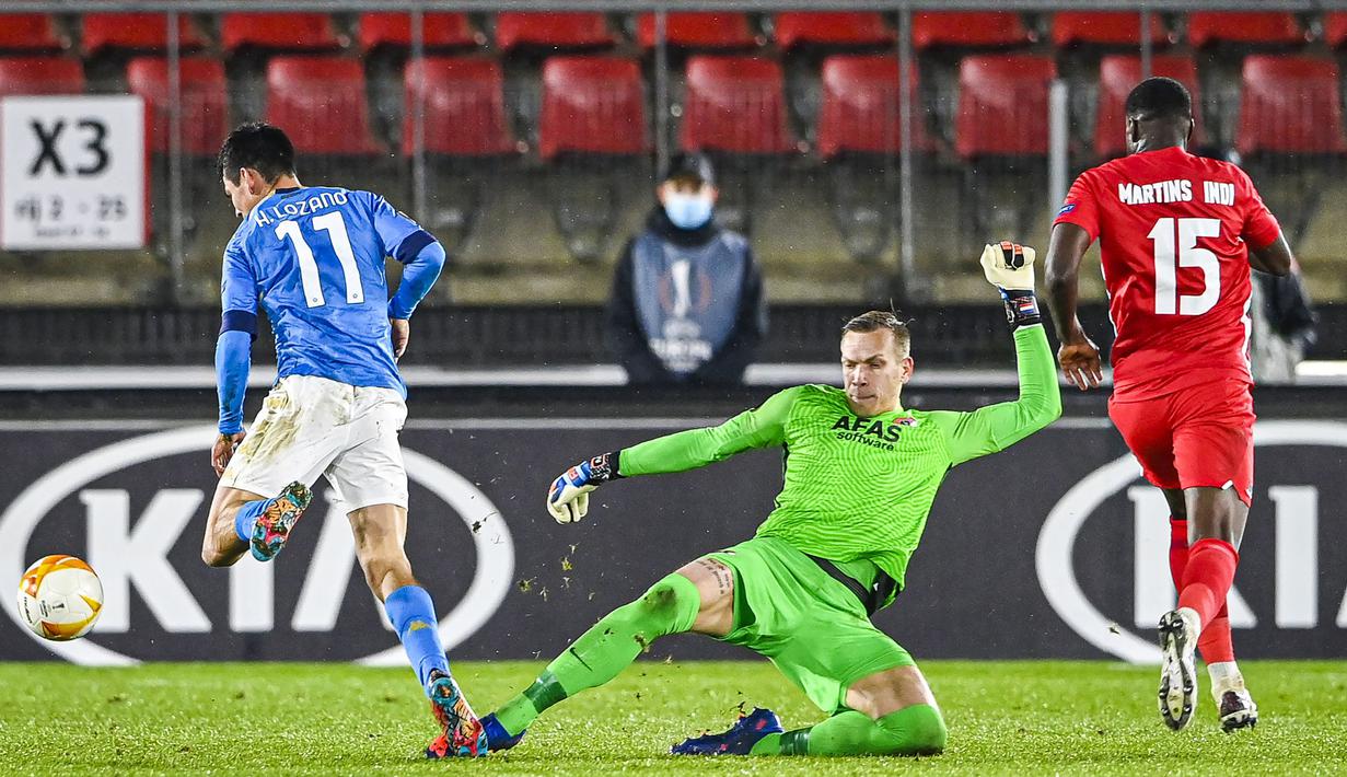 Striker Napoli, Hirving Lozano (kiri), berusaha melewati hadangan kiper AZ Alkmaar, Marco Bizol, dalam laga lanjutan Liga Europa 2020/21 Grup F di AFAS Stadium, Kamis (3/12/2020) waktu setempat. Napoli bermain imbang 1-1 dengan AZ Alkmaar. (AFP/Olaf Kreak/ANP)