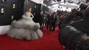 Ariana Grande berpose di karpet merah saat tiba menghadiri Grammy Awards ke-62 di Staples Center di Los Angeles (26/1/2020). Ariana Grande tampil cantik bak cinderella dengan gaun bernuansa abu-abu dari rumah mode Giambattista Valli. (AP Photo/Jordan Strauss)