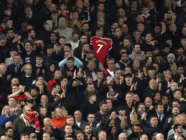 Ada momen menyejukkan saat Liverpool menjamu Manchester United di Anfield. Pendukung Liverpool atau yang sering dijuluki para Kopites memberikan dukungan untuk mega bintang MU, Cristiano Ronaldo yang sedang berduka karena kehilangan bayi laki-lakinya. (AP/Jon Super)