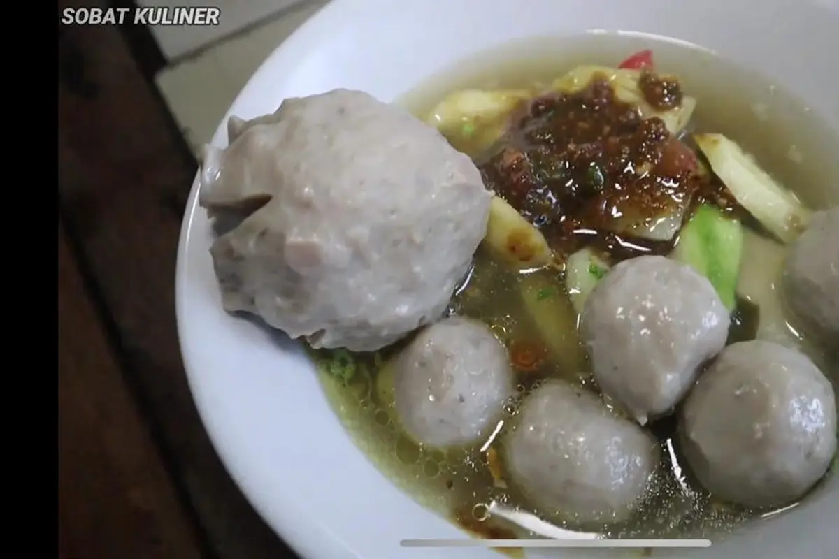 Ada Bakso Dicampur Rujak Buah di Warung Pinggir Jalan Bogor