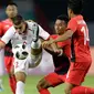 Pemain Indonesia, Irfan Jaya berebut bola dengan pemain Palestina, Ahmed Qatmish pada laga Asian Games di Stadion Patriot, Bekasi, Rabu (15/8). Timnas Indonesia U-23 dipaksa menyerah 1-2 oleh Palestina. (Bola.com/Vitalis Yogi Trisna)