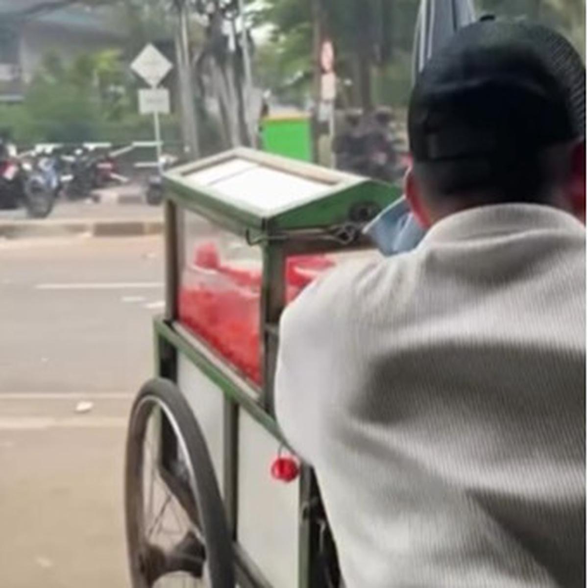 Kolang-Kaling di Tengah Gas Air Mata: Cerita Pak Ardi, Pedagang Tangguh di Tengah Demo
