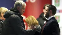 Pelatih Manchester United, Jose Mourinho, berjabat tangan dengan pelatih Bristol City, Lee Johnson, usai laga Piala Liga Inggris di Stadion Ashton Gate, Kamis (21/12/2017). Bristol City menang 2-1 atas Manchester United. (AP/Nick Potts)