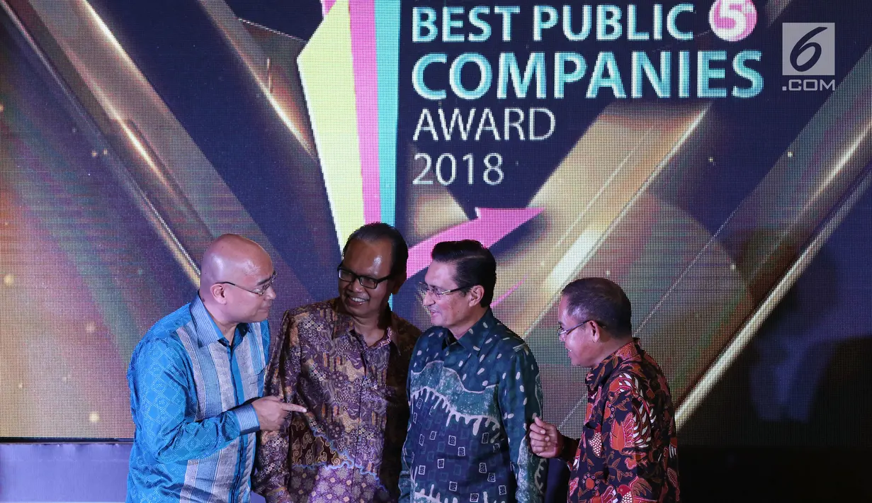 Presiden Komisaris Warta Ekonomi, Fadel Muhammad (ketiga kiri) berbincang jelang memberikan penghargaan Indonesia Best Public Companies 2018 di Jakarta, Selasa (31/7). (Liputan6.com/Helmi Fithriansyah)