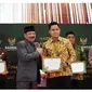 Bupati Kendal Dico Ganinduto menerima penghargaan Badan Amil Zakat Nasional (Baznas) Awards tiga tahun berturut-turut. (Ist)
