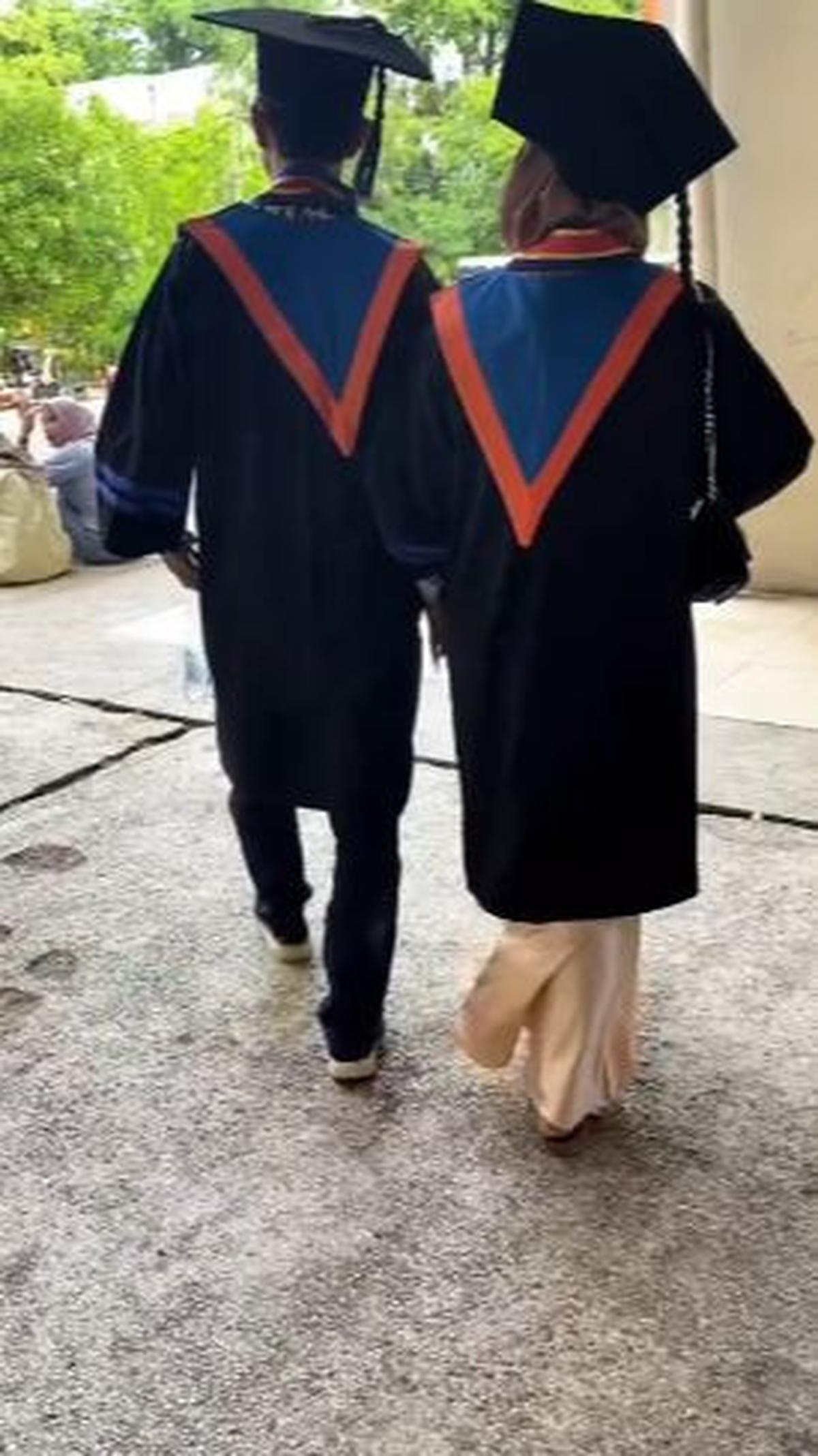 "2015 sama-sama wisuda. Aku D3, dia S1," tulisnya dalam video. <br><br>"2021 wisuda bareng S2," sambungnya.<br>