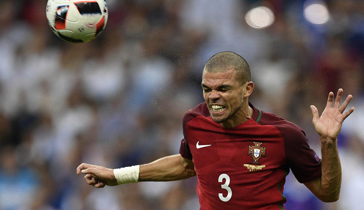 4. Pepe (Portugal) - Meski sudah memasuki usia senja, dirinya tetap menjadi andalan. Musim lalu bek kelahiran Brasil itu menjadi pilihan utama Zinedine Zidane saat mengantar Real Madrid juara La Liga dan Liga Champions. (AFP/Martin Bureau)
