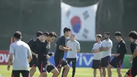 Para pemain Korea Selatan melakukan pemanasan selama sesi latihan tim di Al Egla Training Site 5 di Doha, Qatar, Rabu, 23 November 2022. Korea Selatan akan bertanding melawan Uruguay pada pertandingan perdana Grup H Piala Dunia 2022 Qatar, Kamis (24/11/2022) pukul 20.00 WIB. (AP Photo/Lee Jin-man)