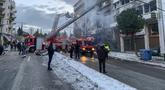 di dalam bangunan yang rusak menyusul ledakan di pusat kota Athena, Rabu (26/1/2022).  Ledakan tersebut menyebabkan tiga orang terluka dan merusak sebuah blok kantor. (AP Photo/Derek Gatopoulos)