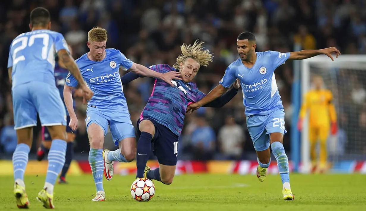 Pemain RB Leipzig Emil Forsberg (tengah) berebut bola dengan pemain Manchester City Kevin De Bruyne dan Riyad Mahrez (kanan) pada pertandingan Grup A Liga Champions di Stadion Etihad, Manchester, Inggris, Rabu (15/9/2021). Manchester City menang 6-3. (Martin Rickett/PA via AP)