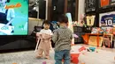 Dua anak selebriti yang kerap mencuri perhatian netizen itu tampak bermain bersama beberapa permainan. [Youtube/Aurelie Atta]