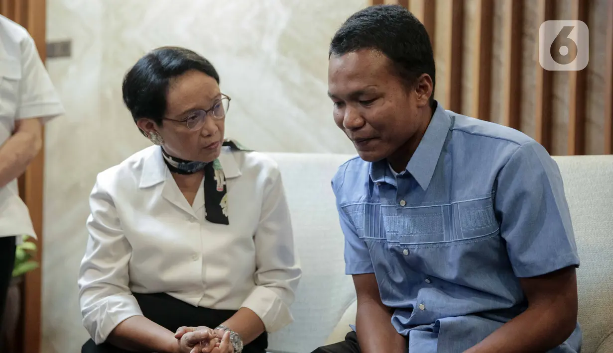 Menteri Luar Negeri Retno Marsudi berbincang dengan salah satu ABK WNI saat upacara serah terima di Jakarta, Kamis (26/12/2019). Maharudin Lunani (48) dan Samiun Maneu (27) yang disandera kelompok Abu Sayyaf di Filipina berhasil dibebaskan pada 22 Desember 2019. (Liputan6.com/Faizal Fanani)