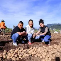 Panen kentang granola bersama Amora dan Kellen, sepatu yang dipakai Krisdayanti bikin salah fokus. (Instagram/krisdayantilemos).