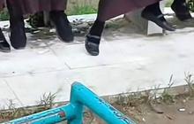 Viral Momen Kakak Jemput Adik di Sekolah Naik Becak Barang, Jadi Sorotan Warganet