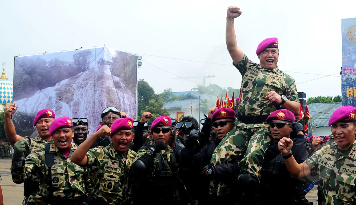 Kepala Staf Angkatan Laut (KSAL) Laksamana Ade Supandi diangkat sejumlah Marinir, Cilandak, Jakarta Selatan, Kamis (2/4/2015). Ade Supandi mendapat gelar Warga Kehormatan Korps Marinir. (Liputan6.com/Yoppy Renato)