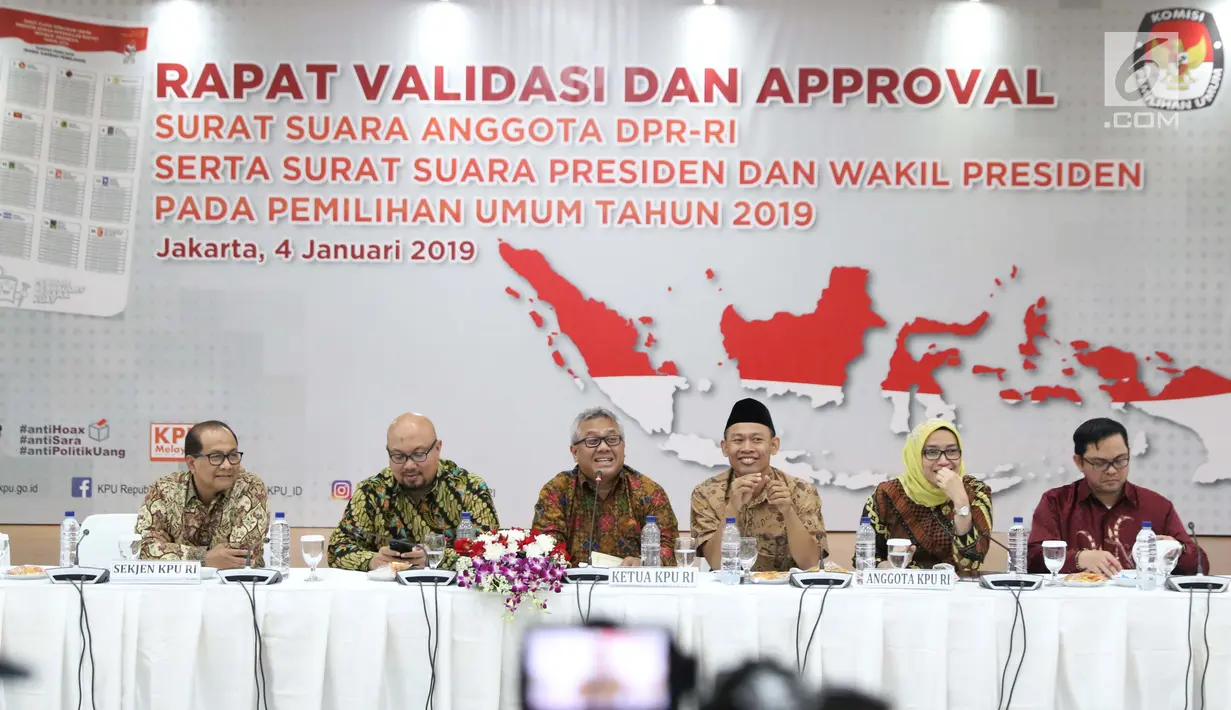 Ketua KPU RI, Arief Budiman (ketiga kiri) memimpin rapat validasi dan persetujuan surat suara pemilihan Presiden dan Wakil Presiden serta anggota DPR RI pemilu 2019 di Jakarta, Jumat (4/1). (Liputan6.com/Helmi Fithriansyah)