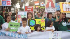 Sejumlah warga melakukan kampanye tentang perdamaian dunia saat car free day di kawasan Bunderan HI, Jakarta, Minggu (27/5). Kampanye tersebut bertujuan sebagai seruan untuk menghentikan peperangan. (Liputan6.com/Faizal Fanani)