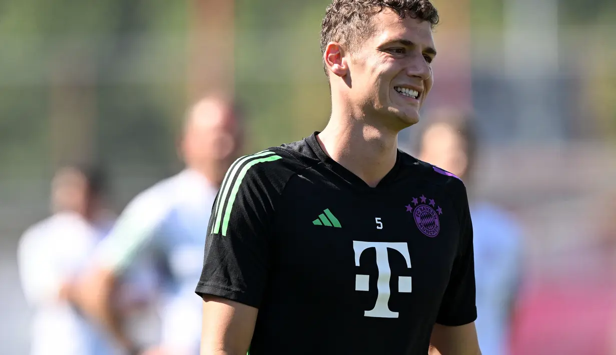 Kabar Inter Milan yang akan menuntaskan transfer Pavard itu dikonfirmasi langsung oleh CEO mereka, Giuseppe Marotta. (Photo by Christof STACHE / AFP)