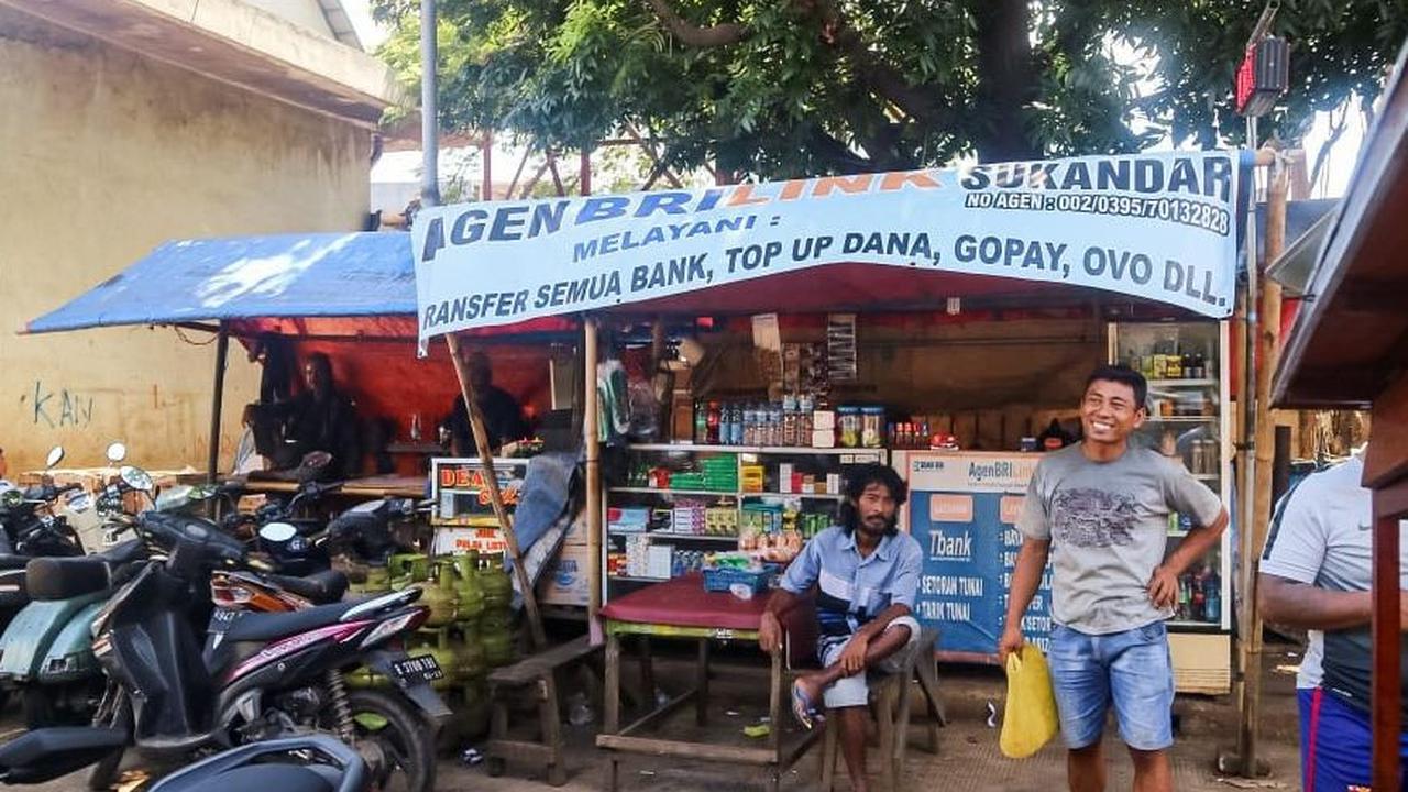 Menurut Sukandar, menjadi Agen BRILink ternyata memberikan dampak besar sekaligus penolong bagi pelanggan yang rata-rata merupakan pedagang pasar dan masyarakat sekitar.