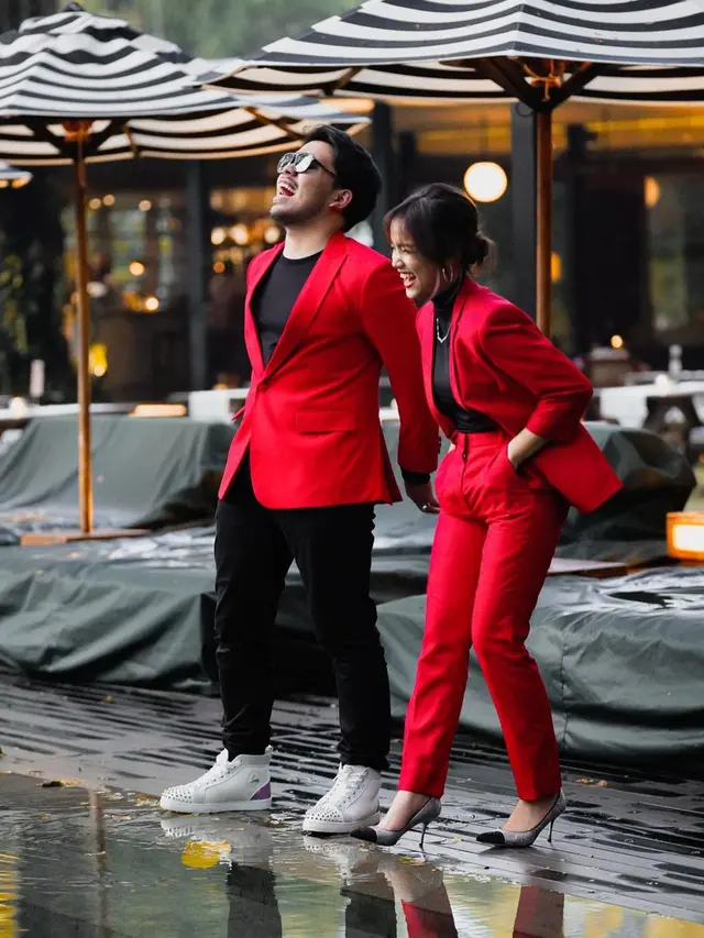 Fuji dan Thariq Halilintar serasi mengenakan jas couple warna merah (Foto: Instagram/@thariqhalilintar)