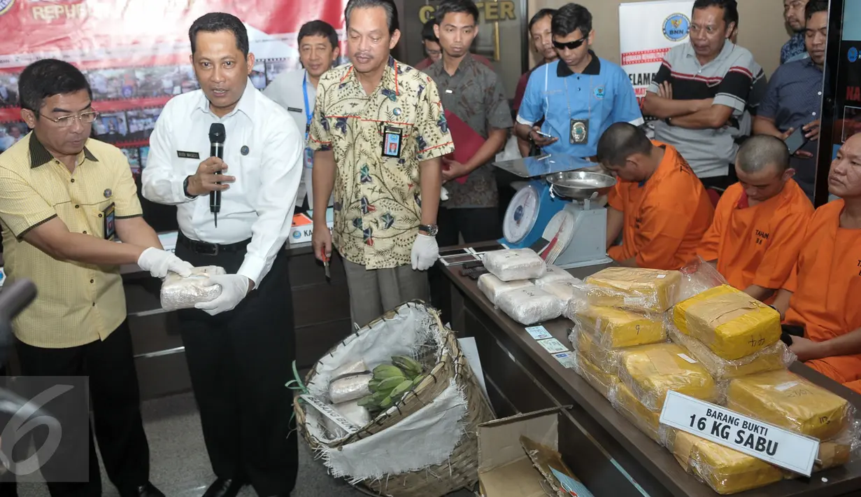 Kepala BNN Budi Waseso menunjukkan barang bukti sabu saat rilis kasus narkoba di Gedung BNN, Jakarta, Selasa (20/9). BNN berhasil menggagalkan penyelundupan narkoba jenis sabu dengan modus menyimpan di dalam buah pisang. (Liputan6.com/Yoppy Renato)