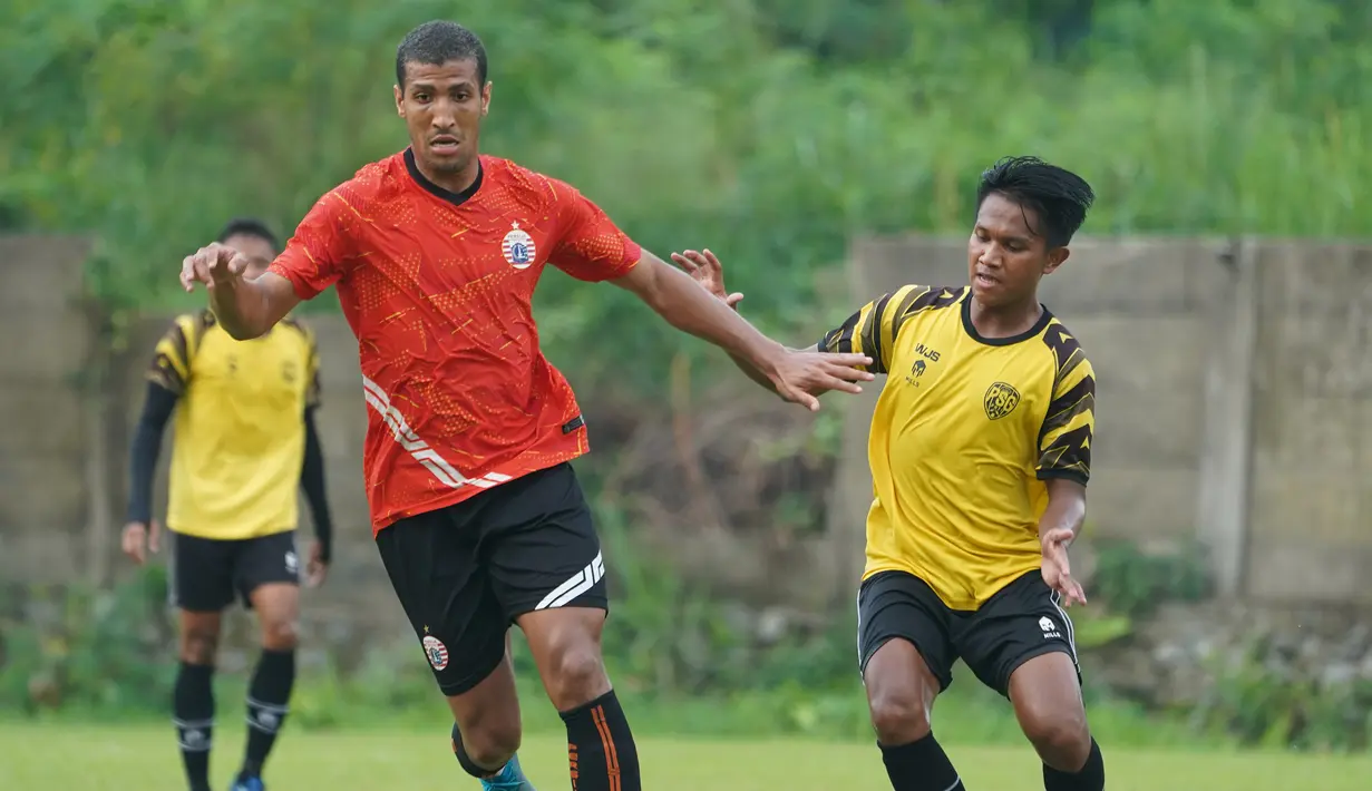 Pertahanan Persija Jakarta yang digalang Yann Motta (kiri) akhirnya tembus lewat gol yang dicetak bek AHHA PS Pati FC, Syahrul Lasenari melalu sundulan kepala memanfaatkan umpan Iqbal Al Ghuzat. (Foto: Dok. Persija)