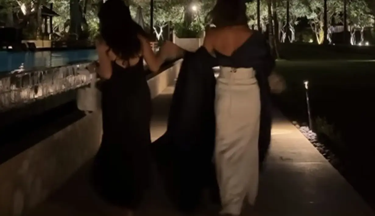 Di salah satu momen terlihat kebersamaan keduanya dibalut gaun malam. Tampilan bak princess dari Dian Sastro dan Jennifer Bachdim ini menuai pujian netizen. [Foto: Instagram/jenniferbachdim]